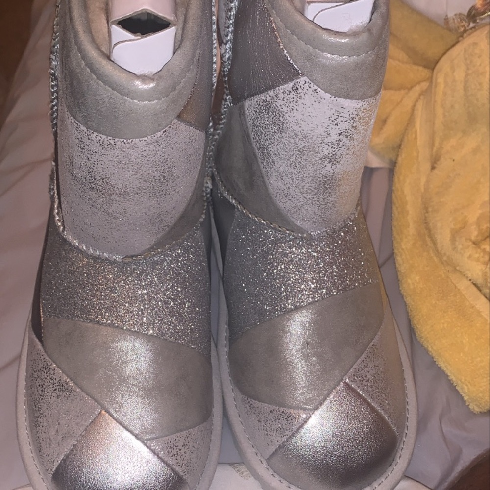 Uggs boots size 3 & 10c
